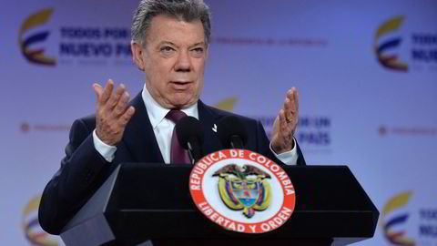 Colombias president Juan Manuel Santos er dagen etter folkeavstemningen allerede i gang med nye fredsforhandlinger med Farc. På bildet snakker Santos på en pressekonferanse i Bogota mandag. Foto: Colombian Presidency/ Cesar Carrion/AFP Photo/NTB scanpix