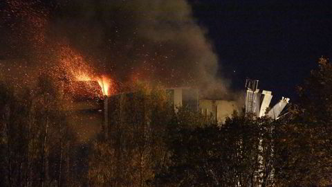 Det brenner i to siloer på Borregaard i Sarpsborg. Den eksplosjonsartede brannen startet i én av siloene, som er fylt med flis. Foto: Tobias Nordli/Sarpsborg Arbeiderblad /