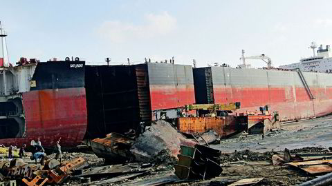 I Juni meldte Nordic American Tankers om salg av norske skip. Skipet som tidligere het «Nordic Saturn» har endt opp på stranden i Chittagong. I bakgrunnen sees skipet.
