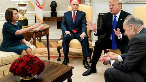 Nancy Pelosi ble hyllet, særlig av sine tilhengere, etter det famøse møtet med president Donald Trump i Det hvite hus like før jul. Visepresident Mike Pence (i midten) sa ikke et ord, mens demokratenes minoritetsleder Charles E. Schumer (til høyre) stort sett ble tilskuer til diskusjonen mellom Pelosi og Trump.