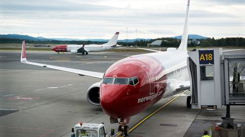 Norwegian-sjef Bjørn Kjos har leid ut frem og tilbake i fem ledd ett av sine Boeing 737-fly for å dekke over en akutt pilotmangel i sommer. Foto: Per Ståle Bugjerde