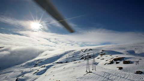 Lite snø i fjellet er en av årsakene til at strømprisene trolig vil holde seg høye en god stund fremover.
