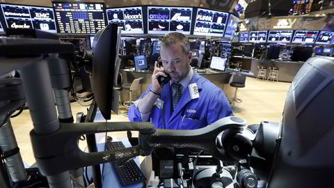 Megler Kevin Lodewick ved New York Stock Exchange venter på klokken skal ringe og børsen åpner mandag. Foto: Richard Drew/AP/NTB Scanpix