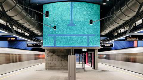 Blått. I tråd med tittelen står spørsmål om farge, og assosiasjonene blått gir, i sentrum av Sverre Wyllers nye gigantbilde