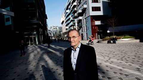 I REVERS. – Når jeg ser at det i Formel 1-saken brukes noe som kalles «stapled securities», rygger jeg litt, sier sjeføkonom Knut Anton Mork i Handelsbanken. 
                  Foto: Øyvind Elvsborg