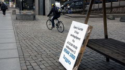 REMA 1000  i Torggata Oslo, opplyser om søndagsåpen butikk på Youngstorget. Foto: Per Ståle Bugjerde