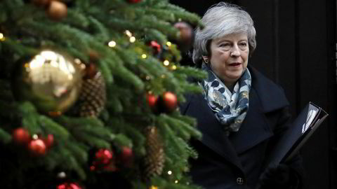 Theresa May på vei ut fra statsministerboligen i nummer 10 Downing Street før hun skulle møte de folkevalgte i underhuset mandag.