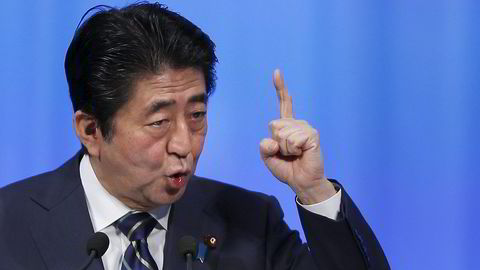 Statsminister Shinzo Abe er ikke særlig fornøyd med at sentralbanken overrasket markedet med å innføre negativ rente. Foto: Yuya Shino/Reuters/NTB Scanpix