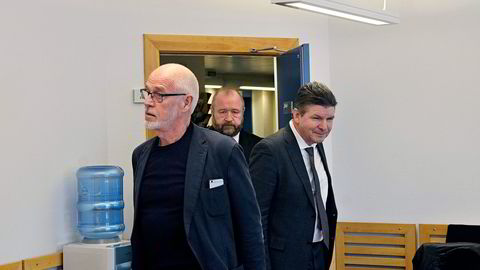 Tidligere styreleder i oljeselskapet North Energy, Johan Petter Barlindhaug (til venstre) i rettssaken mellom tidligere direktør Erik Karlstrøm (til høyre) og oljeselskapet. I bakgrunnen advokat Hermann Skard. 
                  Foto: Rune Ytreberg