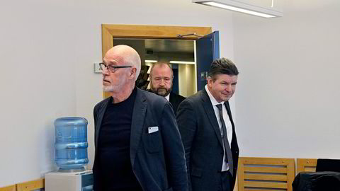 Tidligere styreleder i oljeselskapet North Energy, Johan Petter Barlindhaug (til venstre) i rettssaken mellom tidligere direktør Erik Karlstrøm (til høyre) og oljeselskapet. I bakgrunnen advokat Hermann Skard. 
                  Foto: Rune Ytreberg