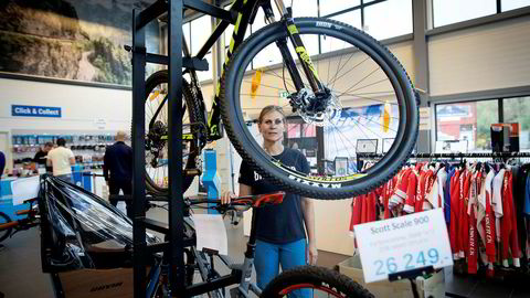 Butikksjef Margareth Steen i Bikeshops fysiske butikk på Skoppum, like utenfor Horten.