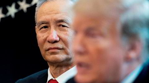 Kinas visestatsminister Lie He er sammen med en kinesisk delegasjon på besøk i USA for å forhandle frem en løsning på handelsavtalen. Her fra et besøk hos USAs president Donald Trump i det ovale kontor i Det hvite hus.