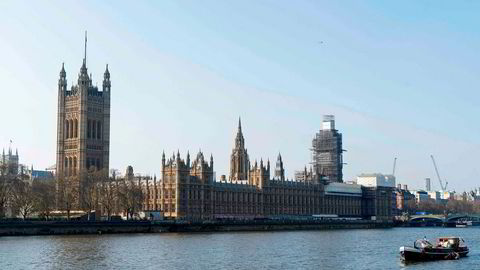 På bildet ses det britiske parlamentet i London rett ved siden av elven Themsen.