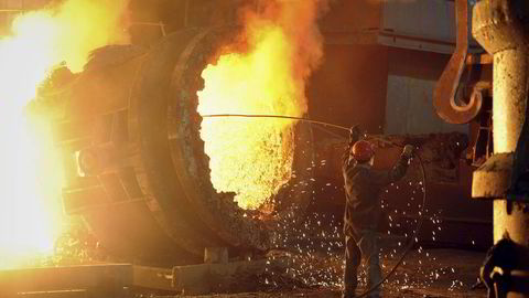 En arbeider i kinesisk stålfabrikk i Anhui-provinsen. Foto: REUTERS/Stringer/NTB Scanpix