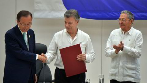 Colombias President Juan Manuel Santos og FNs generalsekretær Ban Ki-moon tar hverandr ei hånden under signeringen av fredsavtalen med FARC-geriljaen i Havana 23. juni 
                  Foto_ Adalberto Roque/AFP PHOTO / NTB Scanpix.