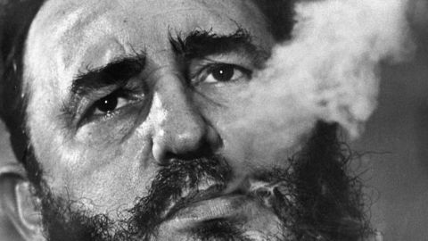 Fidel Castro fyller 90 år lørdag. Bildet viser en sigarrøykende Castro under et intervju i presidentpalasset i Havana i mars 1985. Foto: Charles Tasnadi/AP photo/NTB scanpix