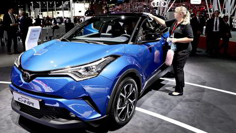 Toyota avventer å lage en ren elbil. men satser videre på hybrid- og hydrogenløsninger. Hybridcrossoveren CHR lanseres i januar, prisene er klare 1. november