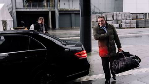 Aker BP-sjef Karl Johnny Hersvik (til høyre), byttet drosje med oljeanalytiker Jarand Rystad foran Clarion Hotel Energy i Stavanger mandag, der sistnevnte for øvrig kom med adskillig ros av Aker BP.