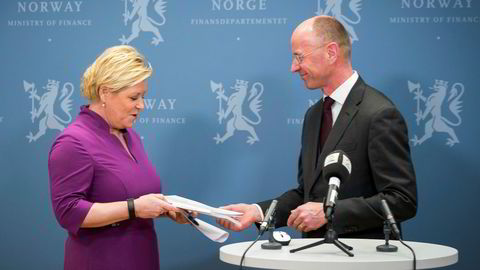 På en pressekonferanse i Finansdepartementet mandag fikk finansminister Siv Jensen overlevert rapporten fra statistikklovutvalget fra utvalgsleder Nils-Henrik M. Von der Fehr.