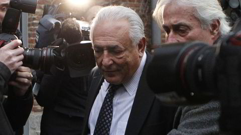 TIL RETTEN: Dominique Strauss-Kahn idet han forlater hotellet på vei til rettssaken tirsdag. FOTO: