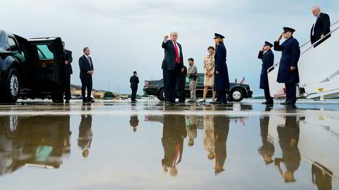 President Donald Trump er i krigshumør. Her ankommer han Andrews Air Force Base utenfor Washington mandag sammen med førstedamen Melania Trump, etter en golfweekend på Trump National Golf Club i Bedminster, New Jersey.