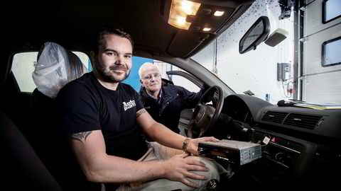 Erlend Johansen (til venstre) ved Auto Parts i Bodø hjelper Inge Sund med å få montert dab-adapter i bilen.