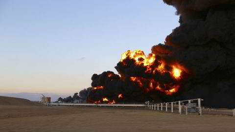 FULL FYR: En oljetank i byen Es Sider i Libya brant 26. desember i fjor. Arkivfoto: REUTERS/Stringer/NTB Scanpix