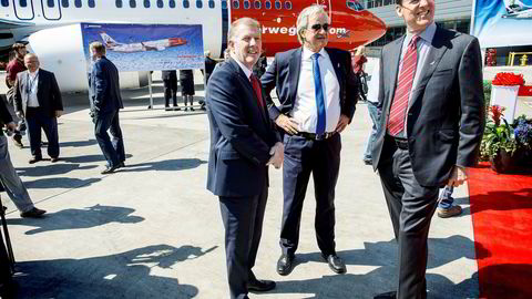 I Seattle fikk Bjørn Kjos (i midten) selskap av Boeings salgsdirektører Monty Oliver (til venstre) og Mark Norris. Norwegian har kjøpt Boeing-fly for over 200 milliarder kroner.