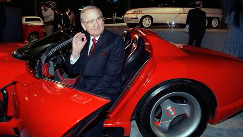 Tidligere toppsjef i både Ford og Chrysler er død. På bildet fra 1990 sitter han i en Dodge Viper sportsbil.