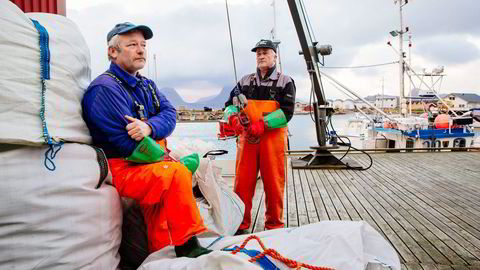 – Det blir mindre på oss fiskere, frykter sjarkfisker Leif Snorre Sarassen (til høyre) på kaia på Indre Kvarøy på Helgeland. Til venstre, Trond Sarassen. Foto: Marius Fiskum