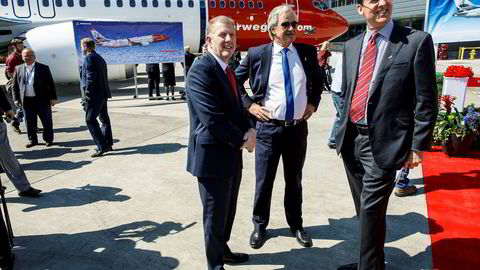 For snart to år siden var Norwegian-sjef Bjørn Kjos i Seattle for å hente hjem første fly av typen Boeing 737 Max. Her er han flankert av Monty Oliver, én av direktørene i Boeing (til venstre), og Mark Norris, salgssjef i Europa.