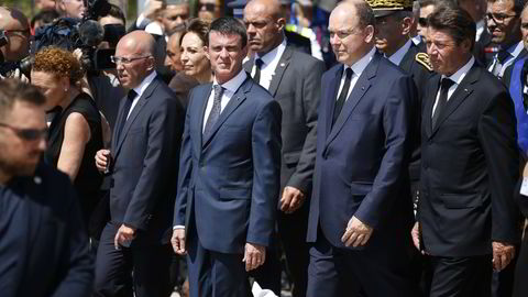 - Gå av! Det var beskjeden til den franske statsministeren Manuel Valls under minnemarkeringen i Nice. Foto: Reuters/Pascal Rossignol