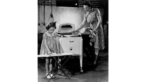 Da vaskemaskinen kom på markedet kunne den selvsagt brukes også av menn, men de praktiske gevinstene var større for kvinnene. Maskinen på bildet ble tilgjengelig i 1941, det er tatt i Evansville, Indiana i USA.