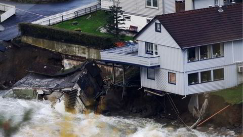 Flommen i elva Opo gjorde stor skade på flere hus i Odda i 2012. Foto: Jan Kåre Ness /