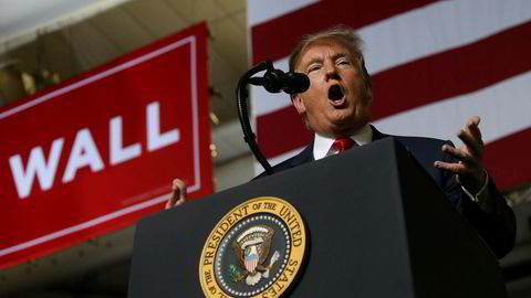 USAs president Donald Trump hadde lagt fra seg silkehanskene da han talte på et folkemøte i El Paso i Texas mandag.