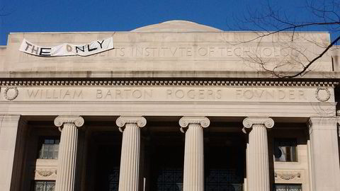 Først hang Caltech-studentene opp «that other» foran «institute of technology»-inskripsjonen på MIT. MIT-studentene gikk raskt til motangrep og byttet ut med et «the only»-banner. Foto: Grant Jordan