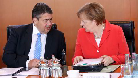 Visestatsminister Sigmar Gabriel, her avbildet med den tyske statsministeren Angela Merkel etter et regjeringsmøte tidligere i år. Foto: AFP/Adam Berry