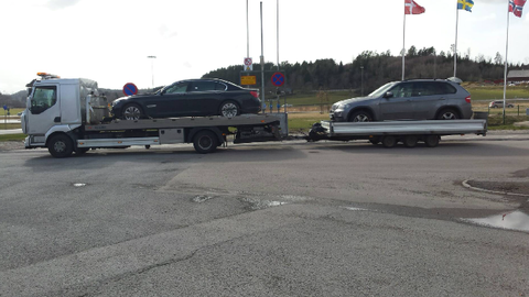 Her hentes bilene tilbake til Norge. Foto: SkanKred