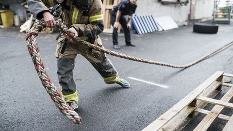 En kandidat under årets opptak i Brann- og redningsetaten i Oslo sliter seg igjennom de fysiske testene på Lahaugmoen, 24. september 2015. Foto: Kjersti Binh Hegna