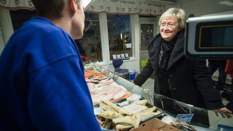 Fiskeriminister Elisabeth Aspaker inspiserer torsk i Tromsø. Idag foreslår hun å fjerne noen av de eldste reglene i fiskerinæringen. Foto: Lars Åke Andersen