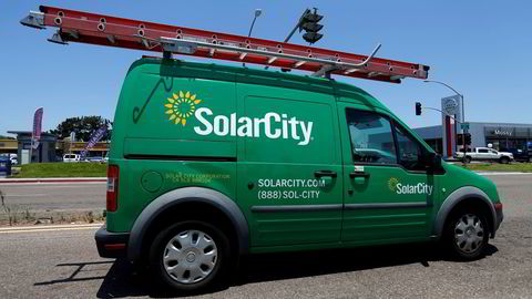Tesla vil kjøpe solcelleselskapet SolarCity for 22 milliarder kroner. På bildet er en av bilene til SolarCity på veien i San Diego i California. Foto: Mike Blake/Reuters/NTB scanpix