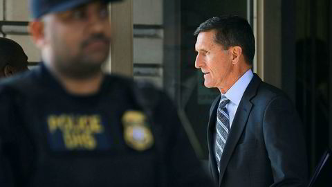 Michael Flynn på vei ut fra høringen i en føderal rettsbygning i Washington D.C. fredag.