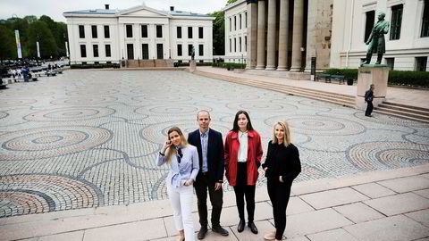 Jusstudentene Maria Fiorello Conradi (fra venstre), Lasse Hansen Jostad, Kari Kiperberg Werenskjold og Thea Rabe reagerer på ledelsens forslag til nye eksamensregler.