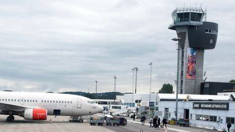 Fra neste år skal et spansk selskap ta over tårntjenesten på Kristiansand lufthavn Kjevik (bildet) og i Ålesund. Spanjolene fikk bli med i konkurransen selv om de ikke rakk anbudsfristen og måtte gjennom en ekstra loddtrekning.