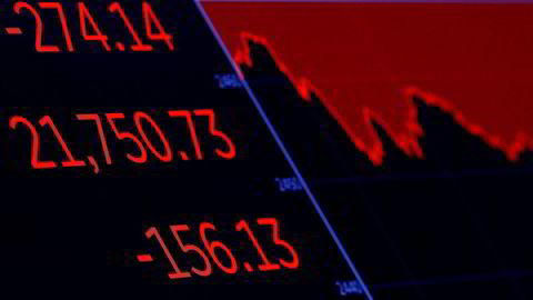 En skjerm viser utviklingen i tungvektsindeksen Dow Jones på New York Stock Exchange torsdag.