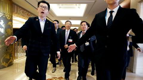 Kinas nye sentralbanksjef Yi Gang (i midten) lover reformer for finanssektoren, men ønsker ikke «big bang»-reformer tilsvarende de Japan gjennomførte på 1990-tallet for å liberalisere finanssektoren.