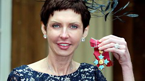 Denise Coates er Storbritannias rikeste kvinne. Her poserer hun med sin kommandørmedalje for Den britiske imperieorden, som hun mottok i 2012.