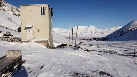 Den gamle betongtrafoen i Vei 300 1 i Longyearbyen på Svalbard.