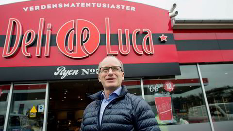 Tormod Lier er Norges Deli de Luca-sjef. Kjeden har overtatt driften på mange Esso-stasjoner de siste årene. Her overser Lier de siste forberedelsene på Ryen i Oslo før åpning.