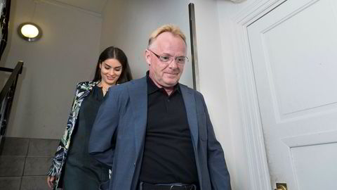 Hånd i hånd går Per Sandberg og Bahareh Letnes til deres felles pressekonferanse etter at Sandnes trakk seg som fiskeriminister.